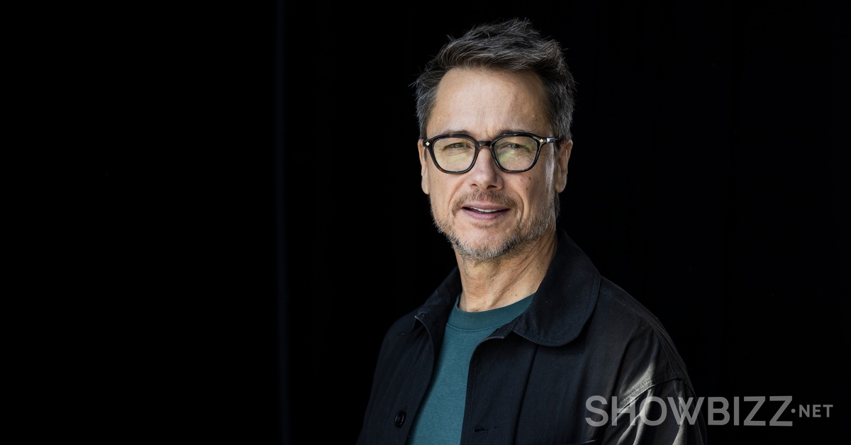 Le fils de Stéphane Rousseau défile sur un tapis rouge pour encourager ...